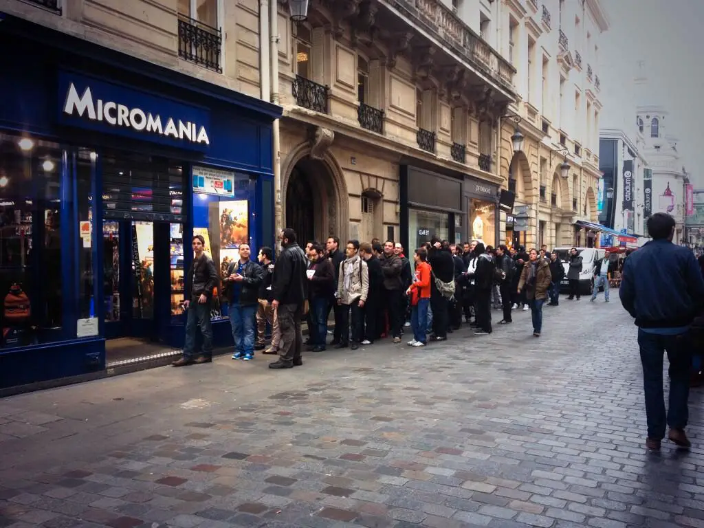 Kojima-in-Paris-Line-Micromania.jpg