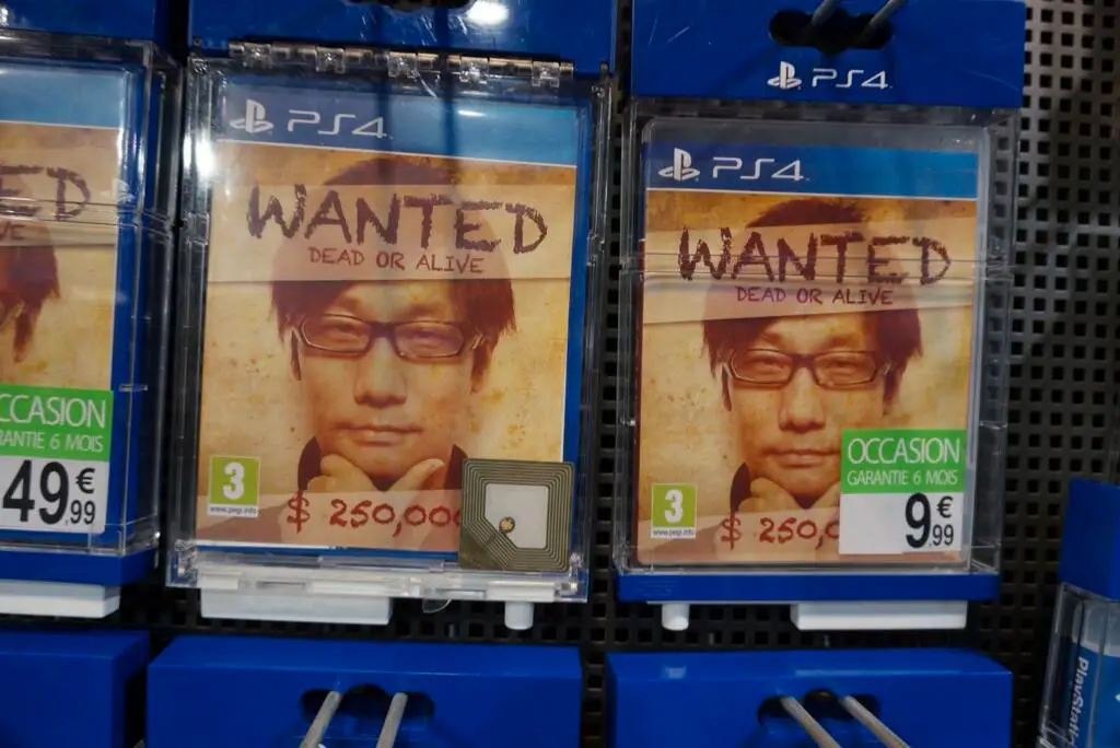 Kojima-in-Paris-Micromania-Kojima-Case.jpg