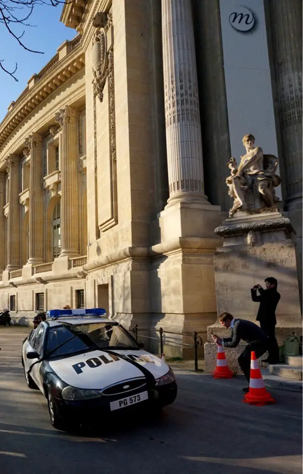 Metal-Gear-Rising-Police-Car-Paris