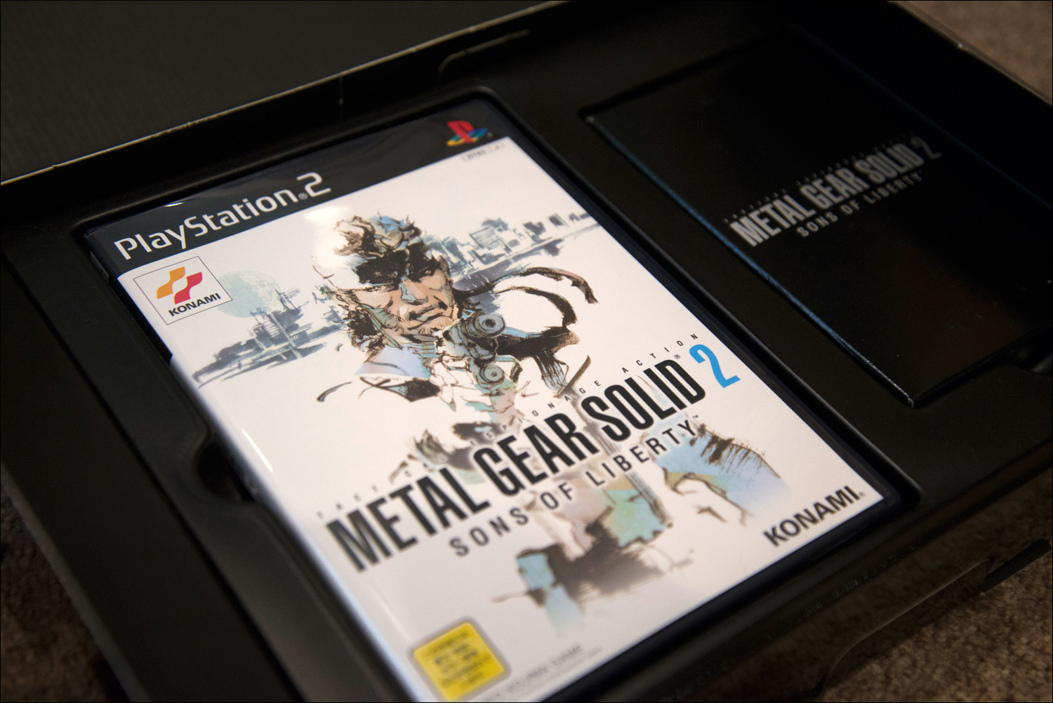 Metal-Gear-Solid-2-Sons-of-Liberty-Premium-Package-Contents